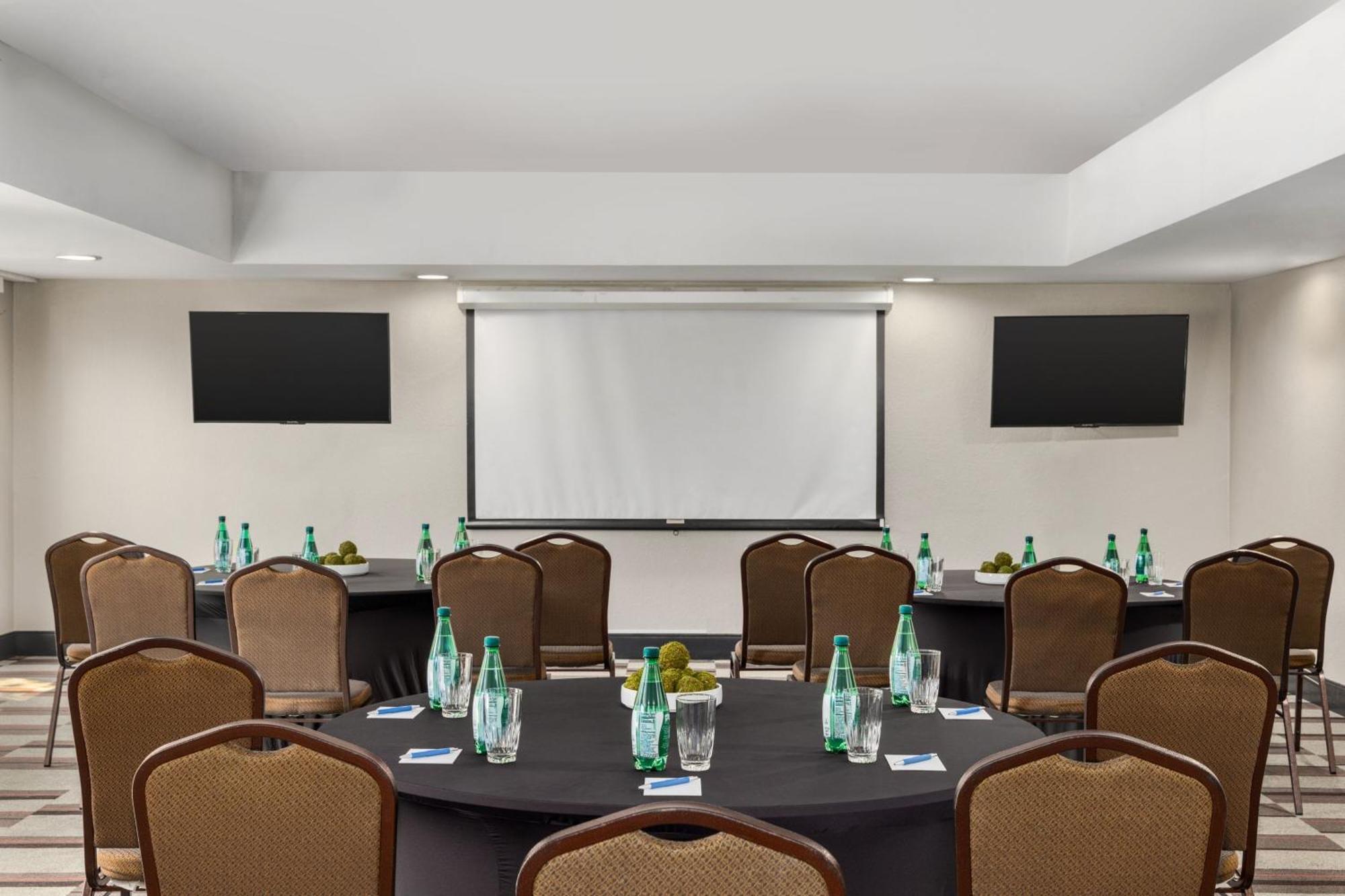 Four Points By Sheraton Greensboro Airport Экстерьер фото