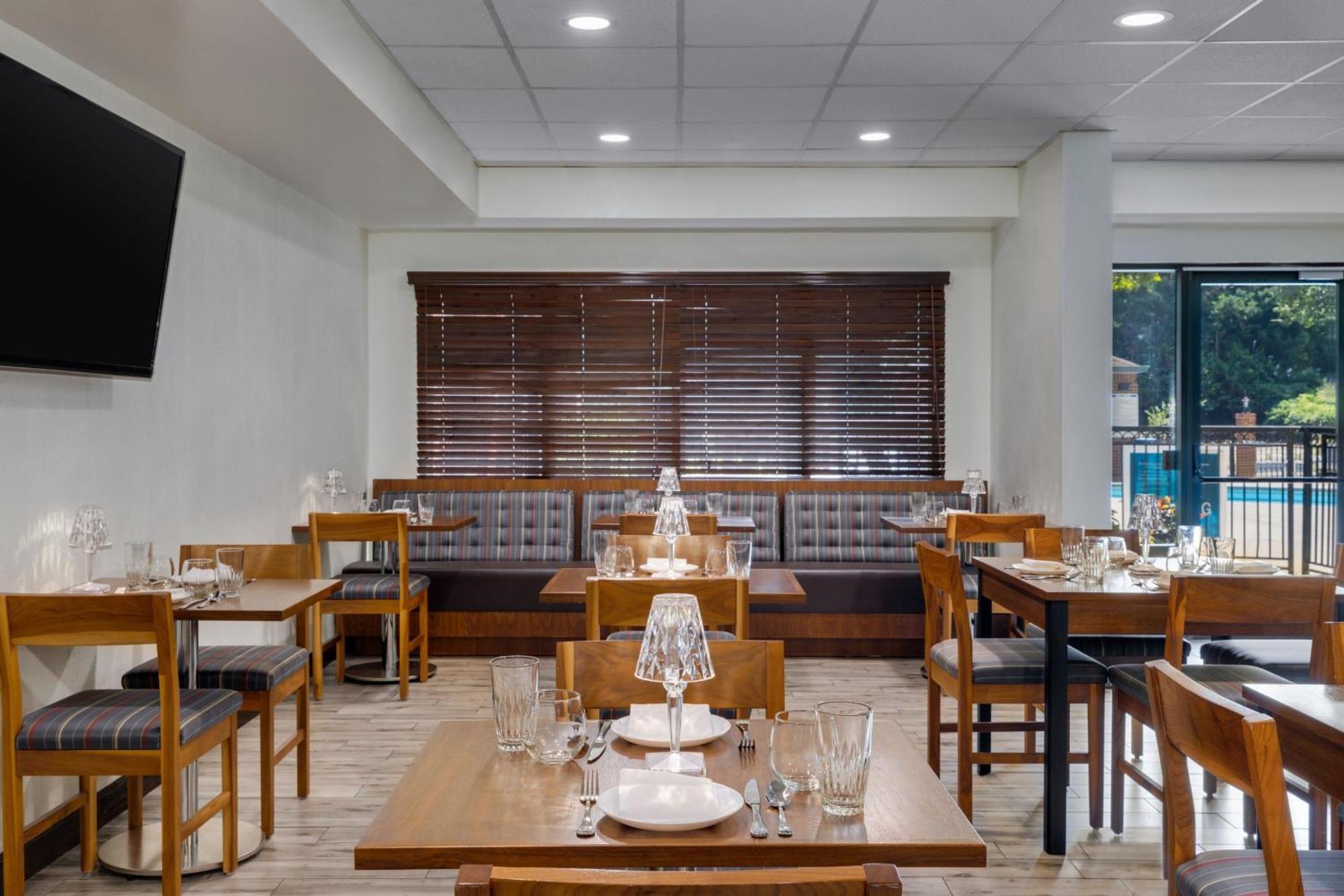 Four Points By Sheraton Greensboro Airport Экстерьер фото